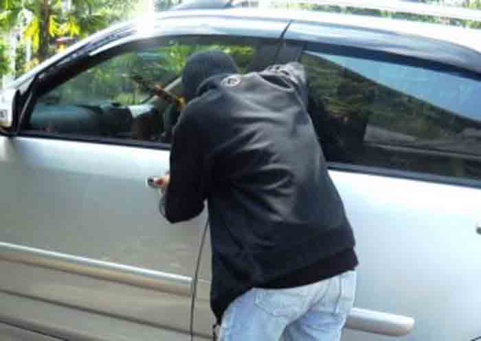 Mobil Dihalangi Sepeda Motor Saat akan Parkir, Uang Rp 50 Juta di dalam Mobil Syarifudin Raib