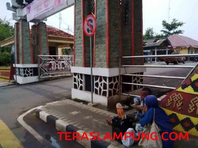 Pengamen di Depan Kantor Pemkab Lampung Utara