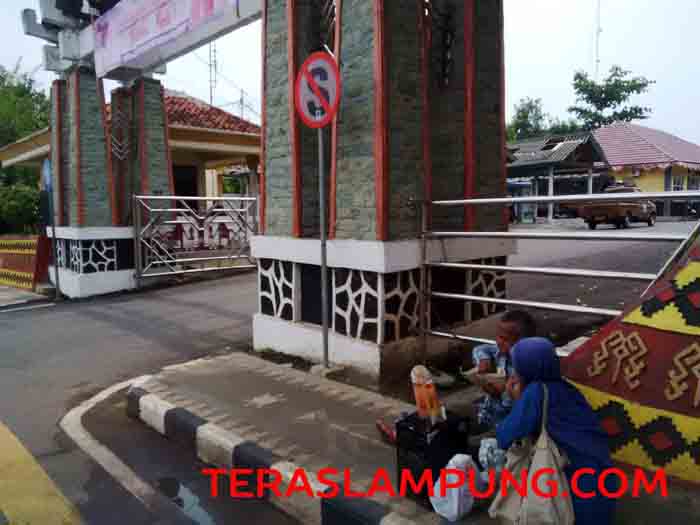 Pengamen di Depan Kantor Pemkab Lampung Utara