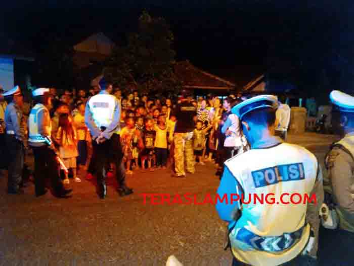 Malam Ini Ratusan Personel Polres Lampura Sambangi “Daerah Merah” Tanah Miring
