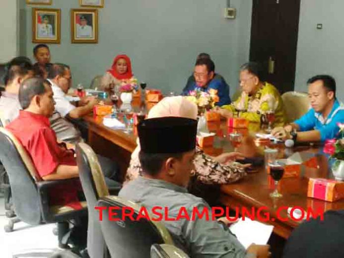 Rapat Pansus Raperda Urusan Kewenangan Daerah di DPRD Lampura Berlangsung Ricuh