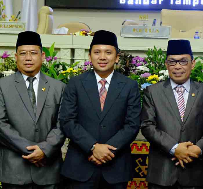 Imer Darius foto bersama Gubernur Lampung dan para pimpinan DPRD Lampung.