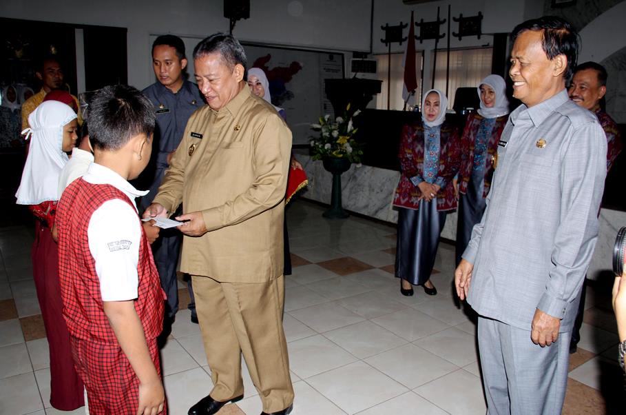 Pemkot Metro-GN Ota Serahkan Bantuan AUS-KM 2016