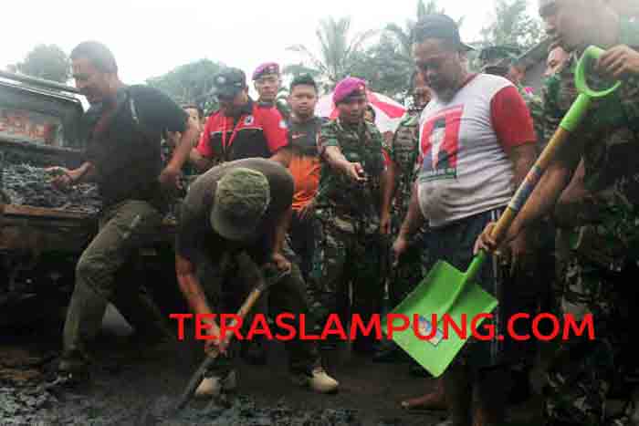 Meski Diguyur Hujan, Iwan Fals Ikut Punguti Sampah di Sungai Pesawaran