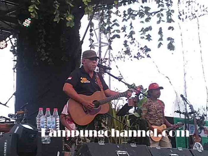 Konser “Jaga Bumi”, Iwan Fals Sampaikan Pesan Peduli Lingkungan untuk Lampung