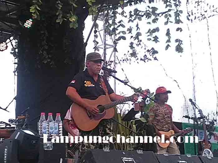 Konser “Jaga Bumi”, Iwan Fals Sampaikan Pesan Peduli Lingkungan untuk Lampung