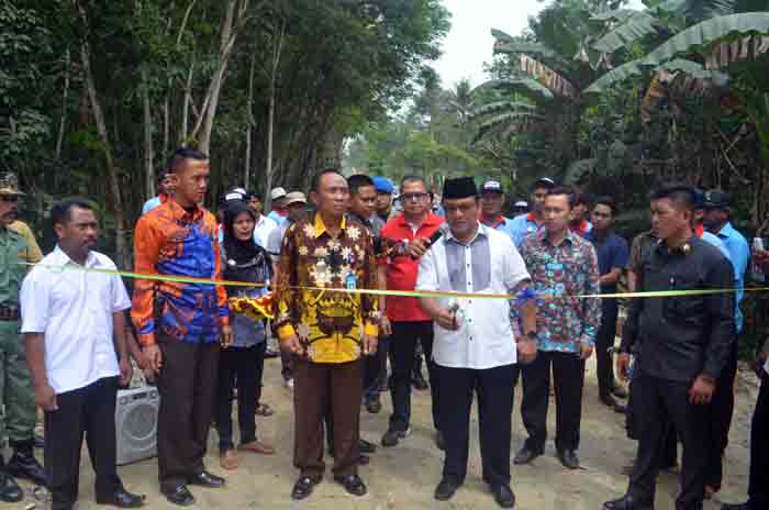Bupati Hanan Rozak Resmikan Jembatan Penyeberangan di Kampung Tua