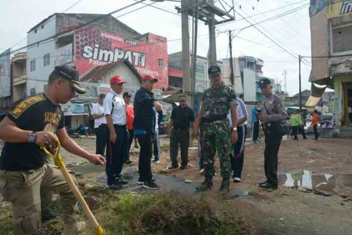 Bupati Lampung Tengah Pimpin Aksi Jumat Bersih di Plaza Bandarjaya