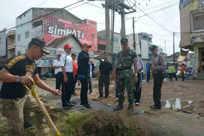Bupati Lampung Tengah Pimpin Aksi Jumat Bersih di Plaza Bandarjaya