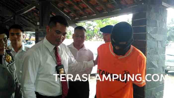 Penjual Teh Poci Ini Sudah Dua Kali Membobol Ruko