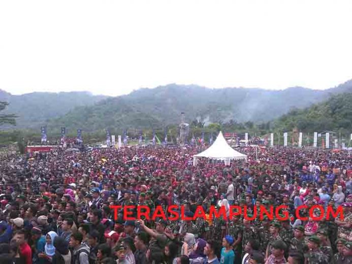 Ribuan Penggemar Iwan Fals Padati Lapangan Marines Eco Park Piabung