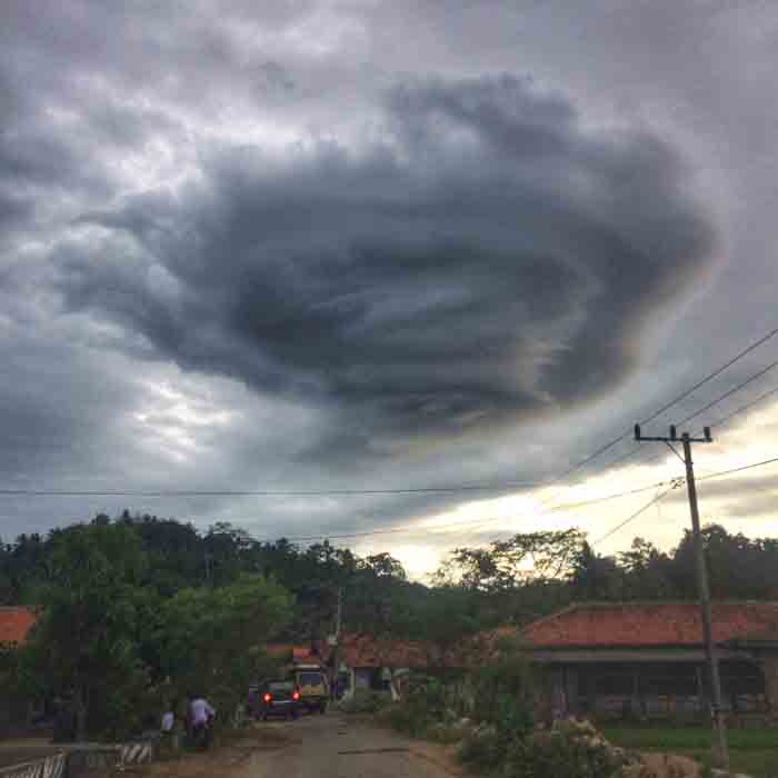 “Lukisan Awan” dalam Perjalanan Menuju Teluk Kiluan