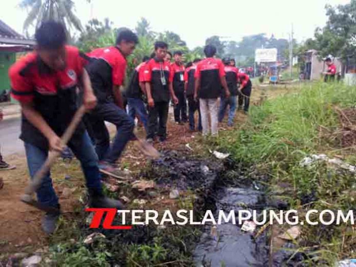 Ormas Oi dan Anggota TNI Kerja Bakti di Kampung Karanganyar Pesawaran
