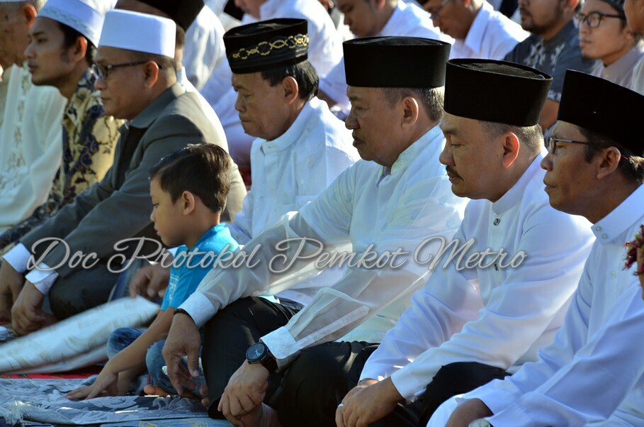 Walikotra Pairin dan Wakil Walikota Djohan Shalat Ied di Lapangan Samber