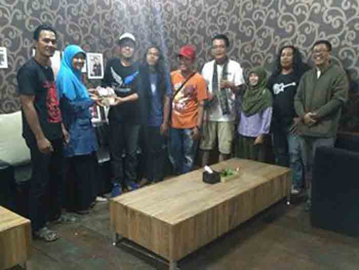 Komunitas Musik Rock Lampung dan Warga Kampung Serok Serahkan Sumbangan untuk Korban Bencana Garut