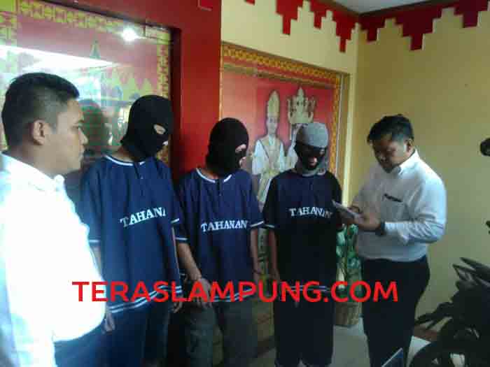 Tiga Pembuat Uang Palsu Ini Dua Kali Beli Ponsel Pakai Uang Buatannya Sendiri