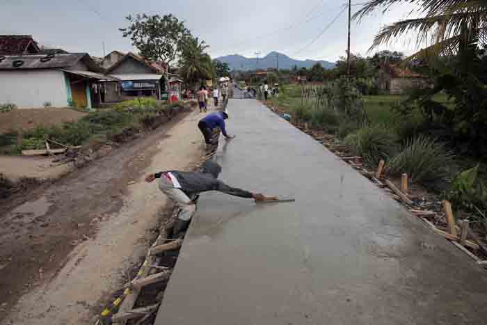 Belasan Tahun Rusak, Jalan di Pesawaran Mulai Diperbaiki