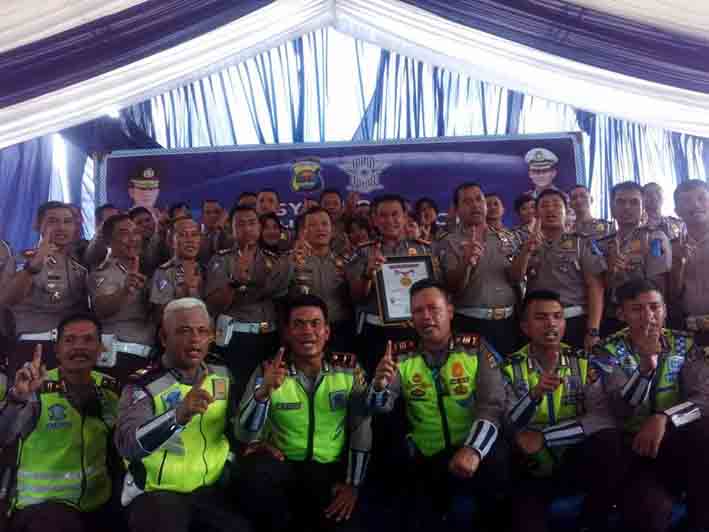 Polda Lampung Raih Rekor MURI sebagai Penggagas Petugas Pengatur Lalu Lintas Terbanyak