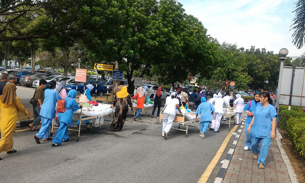 Diliputi kecemasan, para perawat menyelamatkan pasien dari lantai dua Rumah Sakit Sultanah Aminah. (Foto: malaysiakini.com)