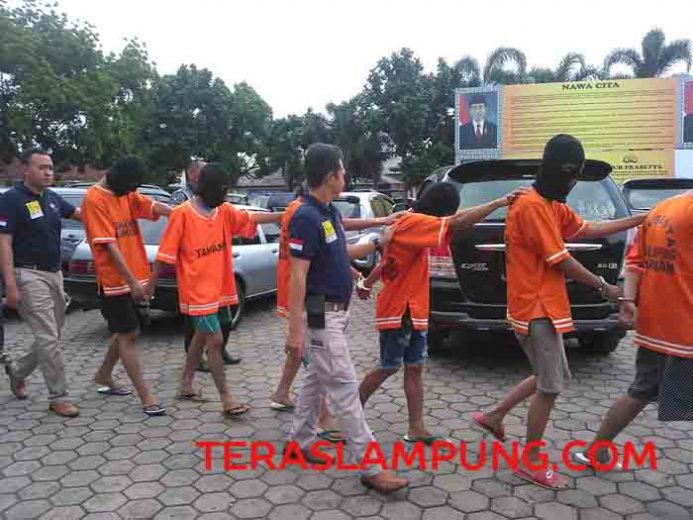 Dua Polisi Dikeroyok Belasan Pemuda Gara-Gara Saling Tatap
