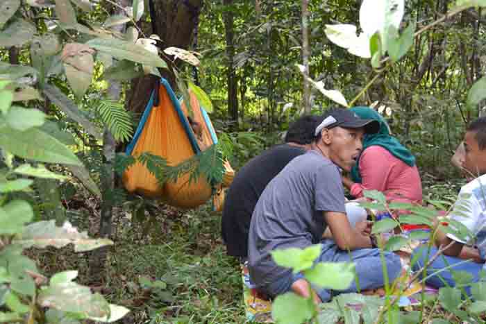 Ini cara lain menunggu kemacetan di Taman Nasional Way Kambas: menggelar tikar di tepi hutan sembari beristirahat. Foto: Ratna Juwita
