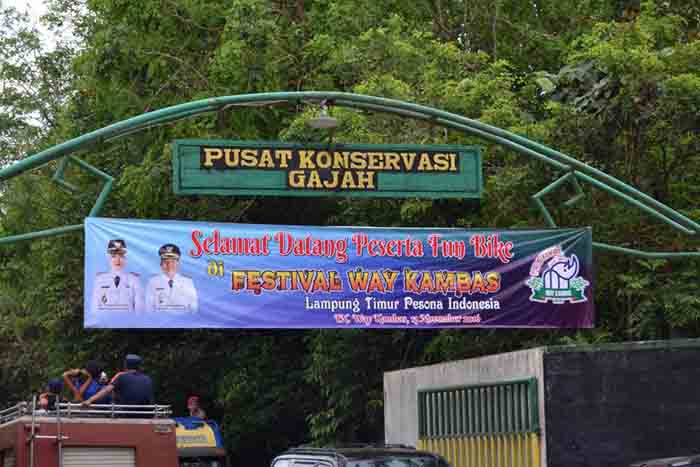 Gerbang Pusat Konservasi Gajah Taman Nasional Way Kambas (Foto: Ratna Juwita)