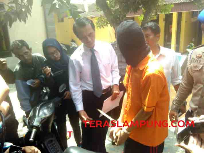 Mudahnya Mencuri Ponsel di Bagasi Sepeda Motor