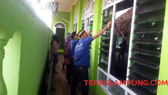 Baper Aprozi Alam Bersih-Bersih di Sejumlah Masjid di Kotabumi