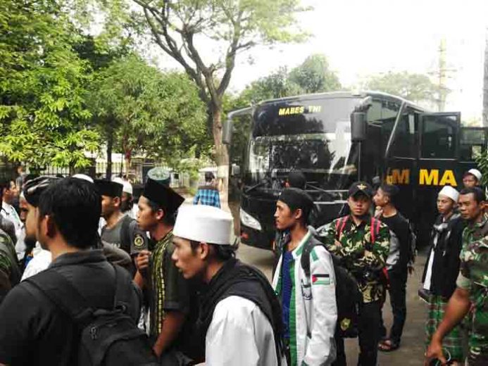 Tertinggal Rombongan, Pendemo Diantar Pulang dengan 30 Bus TNI