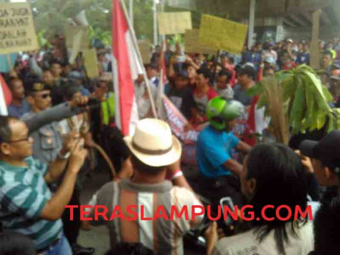 Rumahnya akan Digusur, Ribuan Warga Way Dadi – Sukarame Unjuk Ras di Jalan Soekarno-Hatta