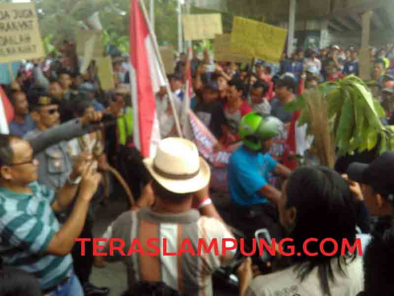 Rumahnya akan Digusur, Ribuan Warga Way Dadi – Sukarame Unjuk Ras di Jalan Soekarno-Hatta