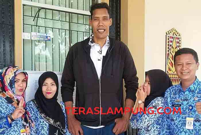 Pria Setinggi 2,15 Meter Hebohkan Kantor Disdukcapil Lampung Utara