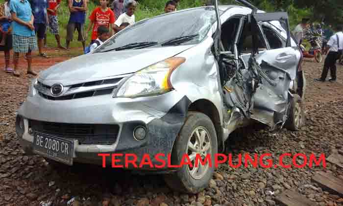 Ditabrak Kereta Api Babaranjang, Mobil Kepala SMPN 13 Kotabumi Ringsek