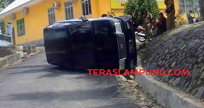 Mobil Pejabat BP4K Terguling di Depan Kantor Dinas Perikanan Lampura