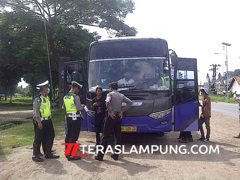 Antisipasi Demo 212, Polres Lampura Mengecek Penumpang Bus