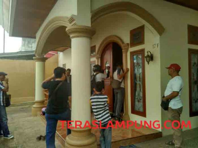 Rumah Terduga Pengedar Narkoba di Rajabasa Digerebek Puluhan Polisi