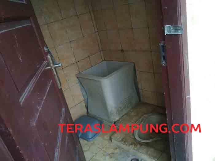 WC di belakang pos jaga Sat Pol PP Pemkab Lampung Utara.