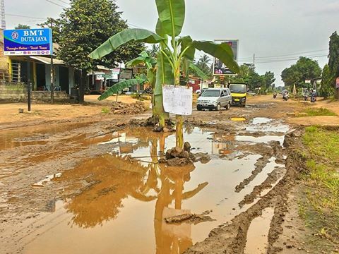 Mengapa Jalan Ir. Sutami Bandarlampung-Lamsel-Lamtim Dibiarkan Rusak Parah?
