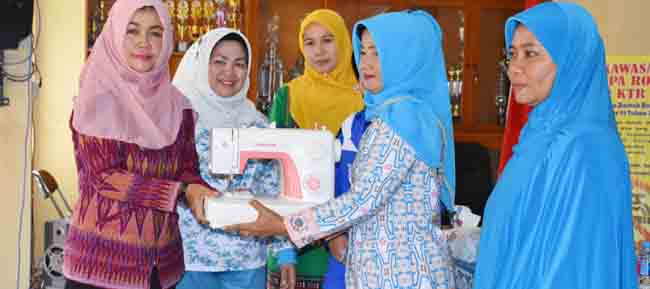 Para Pengrajin di Metro Terima Bantuan Mesin Jahit dan Mesin Bordir