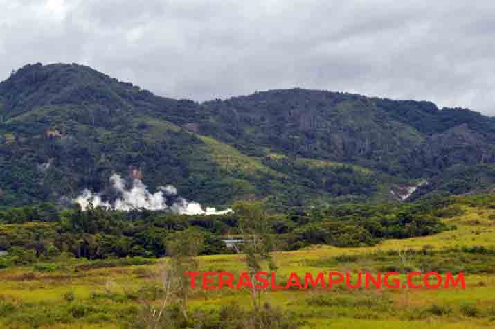 Jejak Eksotisme Kawah Keramikan dan Tiga Danau di Taman Nasional Bukit Barisan Selatan