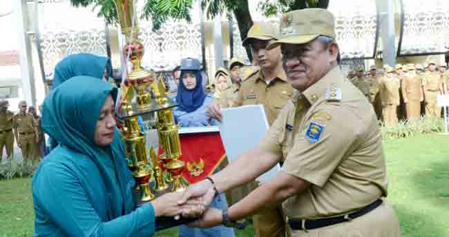 Wakil Walikota Metro Serahkan Piala Pemenang Lomba Kesrak PKK-KB Kesehatan