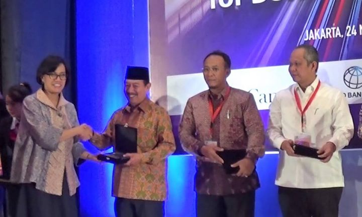 Walikota Herman HN Terima Penghargaan dari Menteri Keuangan