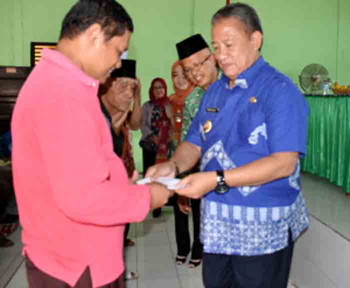Para Guru TPA, Kaum, dan Juru Kunci Makam di Metro Terima Insentif