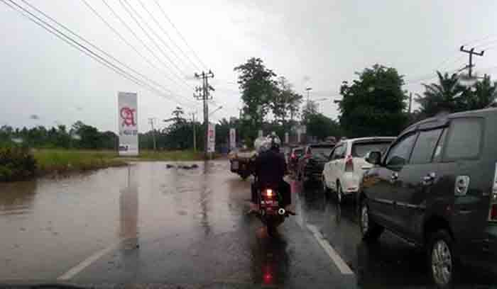 Hujan Deras, Jalan Lintas Sumatera Bandarlampung — Natar Tergenang Air