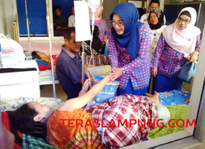 Ketua TP PKK Lampung Utara Kunjungi Pasien RSU Ryacuku