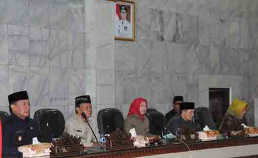 Walikota Pairin Sampaikan Raperda APBD 2017