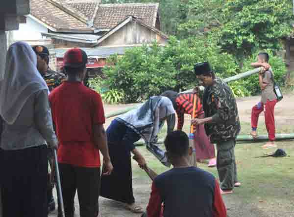 Peringati Maulid Nabi Muhammmad SAW, PAC Pemuda Ansor Way Kanan Bersihkan Masjid Dan Buat Pagar Bambu