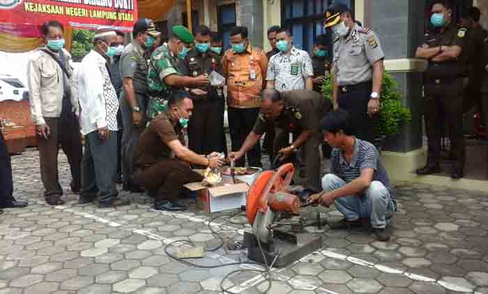 Kejari Lampura Musnahkan Ratusan Barang Bukti Kejahatan