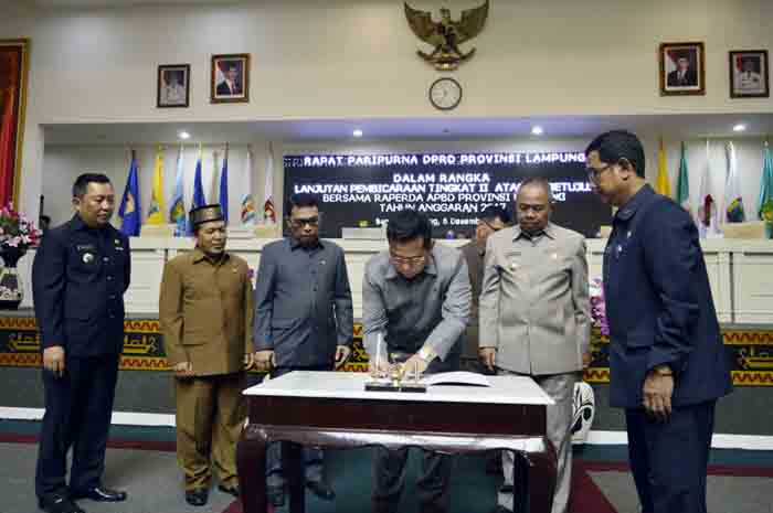 Targetkan Raih PAD Rp2,6 T, APBD Lampung 2017 Disahkan
