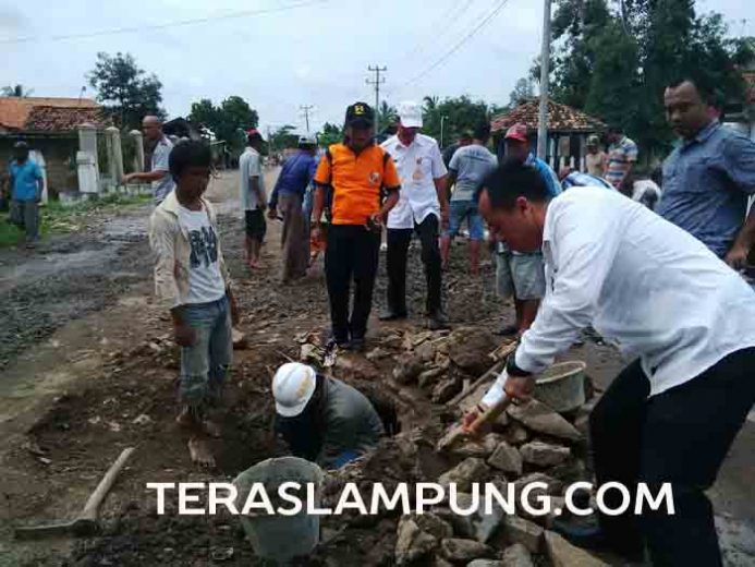 Bupati Agung Gunakan Dana Pribadi untuk Perbaiki Jalan Desa Negara Ratu